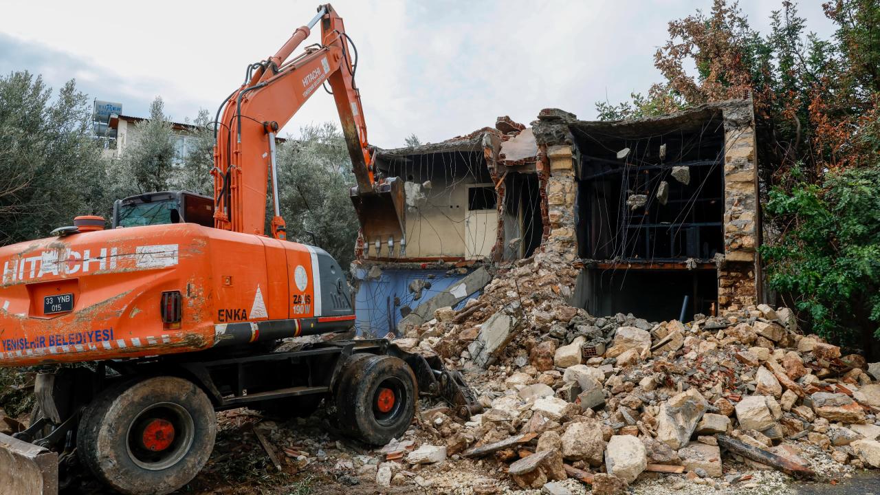 Yenişehir Belediyesi metruk binaları yıkmaya devam ediyor