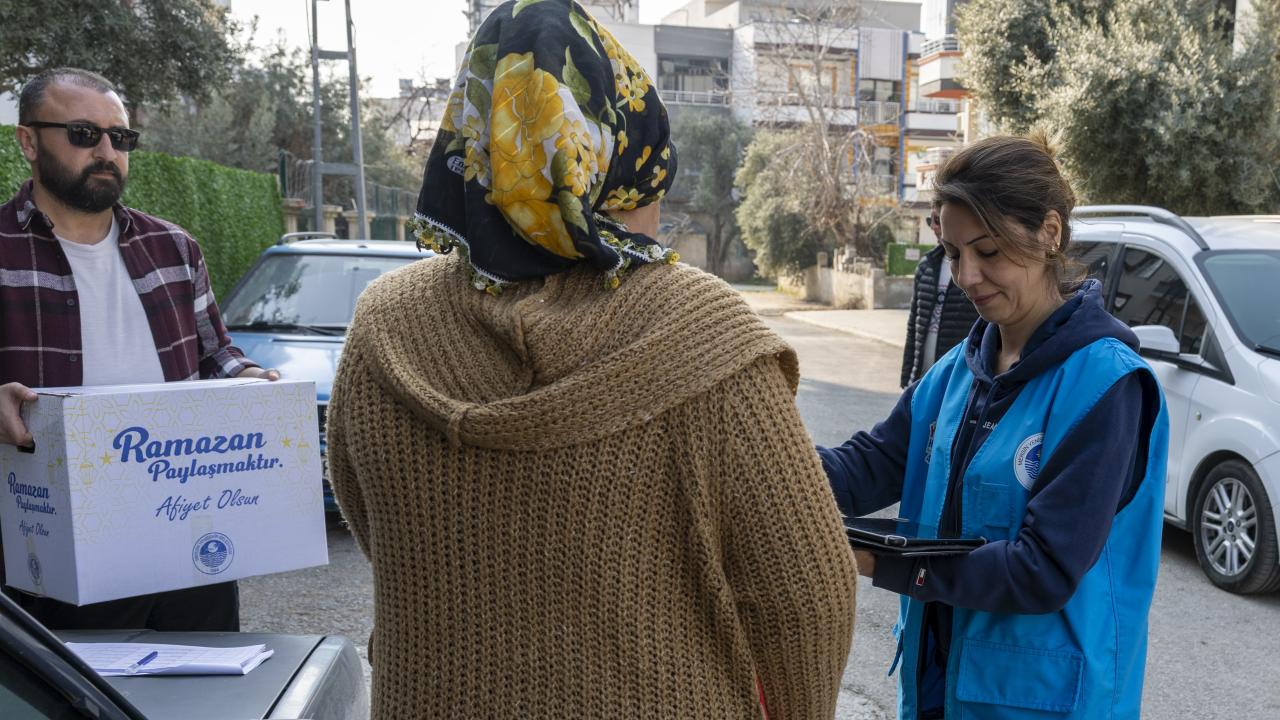 Yenişehir Belediyesi Ramazan ayında da dar gelirli ailelerin yanında