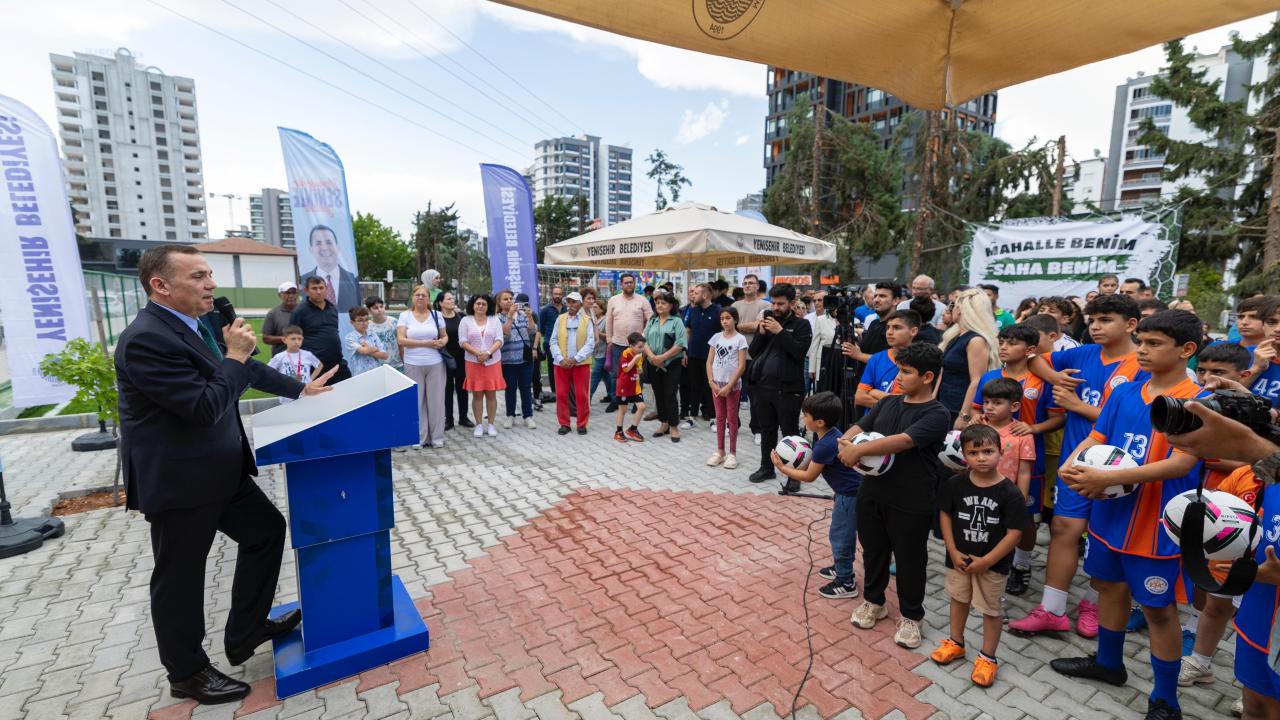 Başkan Özyiğit, çocukların halı saha talebini geri çevirmedi