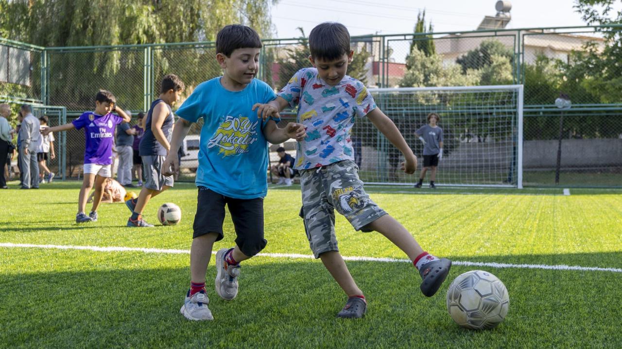 Yenişehir Belediyesi çocuklar için mahallelerde  halı saha açmaya devam ediyor