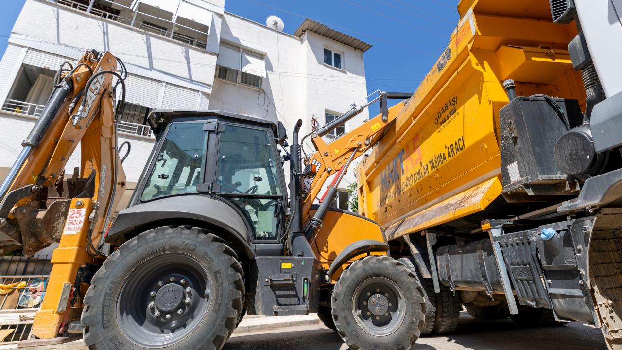 Yenişehir Belediyesi “çöp ev” niteliğindeki meskenden 10 kamyon çöp çıkardı