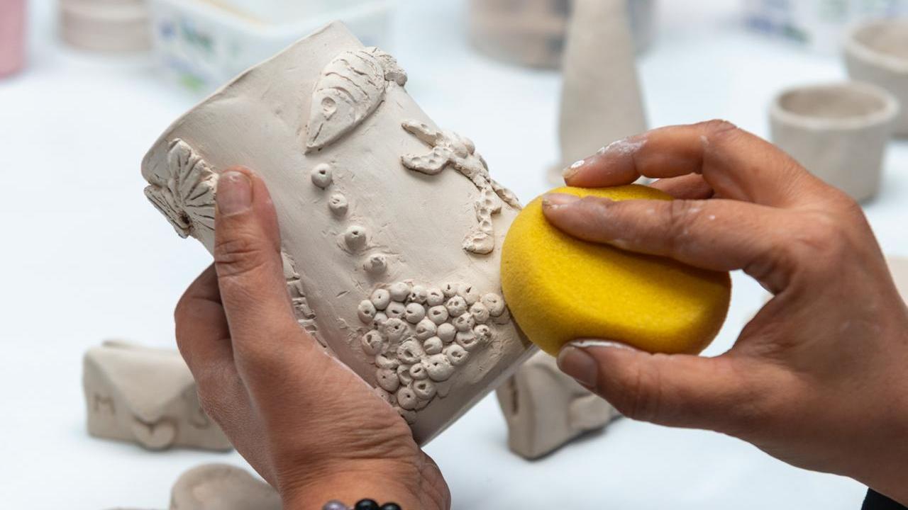 Yenişehir Belediyesinin kadınlara yönelik seramik eğitimleri başladı