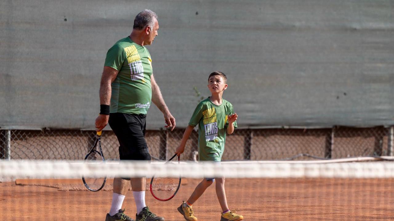 Yenişehir’de kuşaklar kortta buluştu