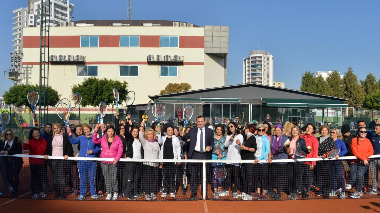 Özyiğit, ‘Çay Saatinde’ Kadınlarla Tenis Oynadı