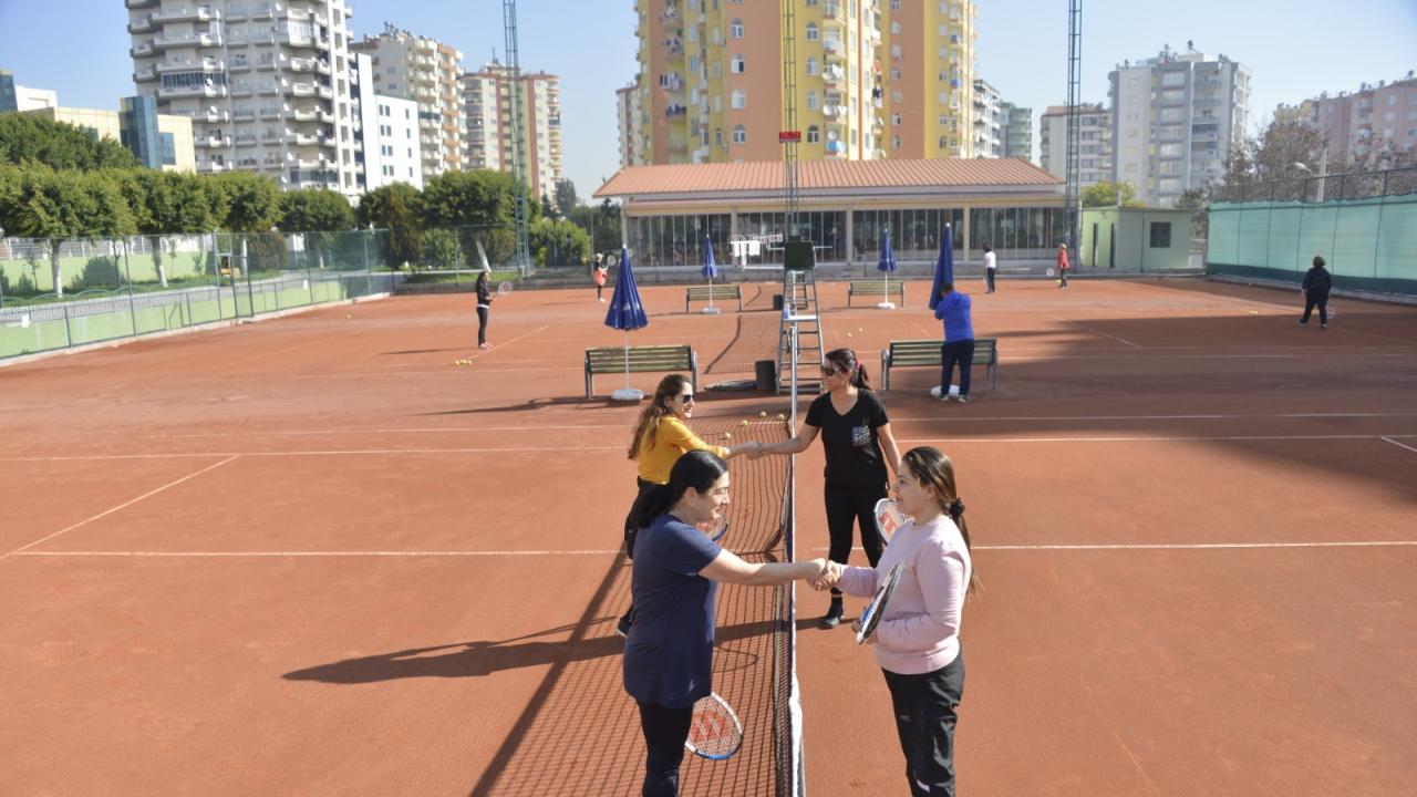 Kadınlar Tenis Öğrenmeyi Pasta Keserek Kutladı