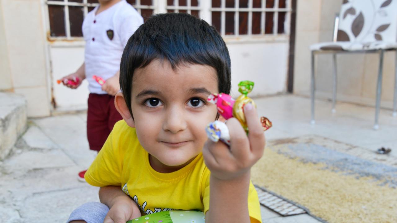 Yenişehir Belediyesinden çocuklara bayram şekeri