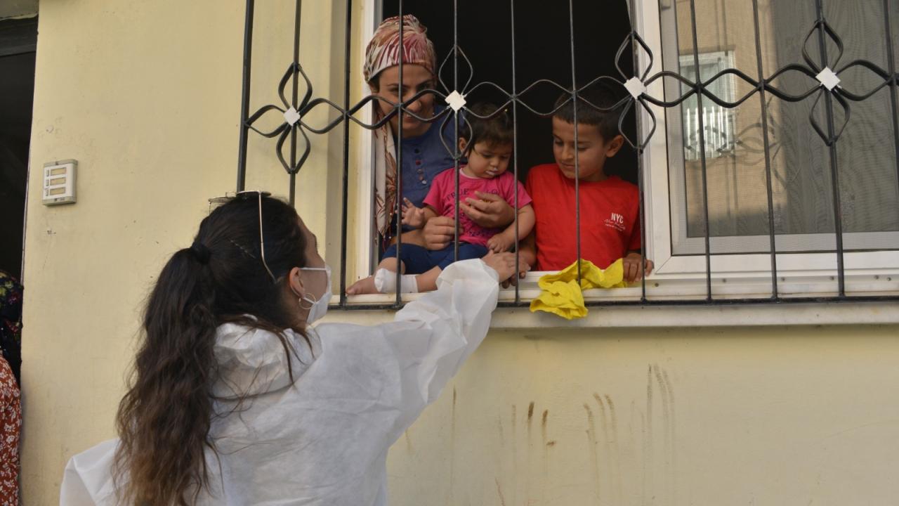 Yenişehir Belediyesinden çocuklara bayram şekeri