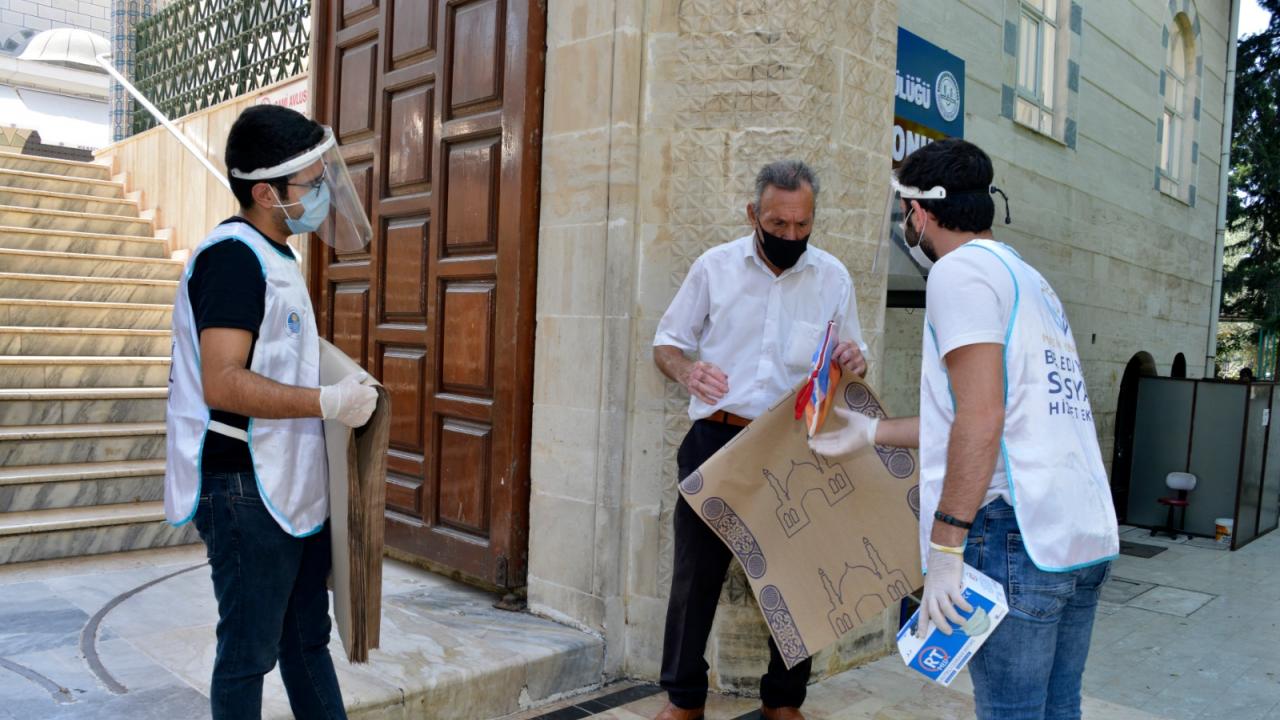 Yenişehir Belediyesinden namaz öncesi seccade ve maske