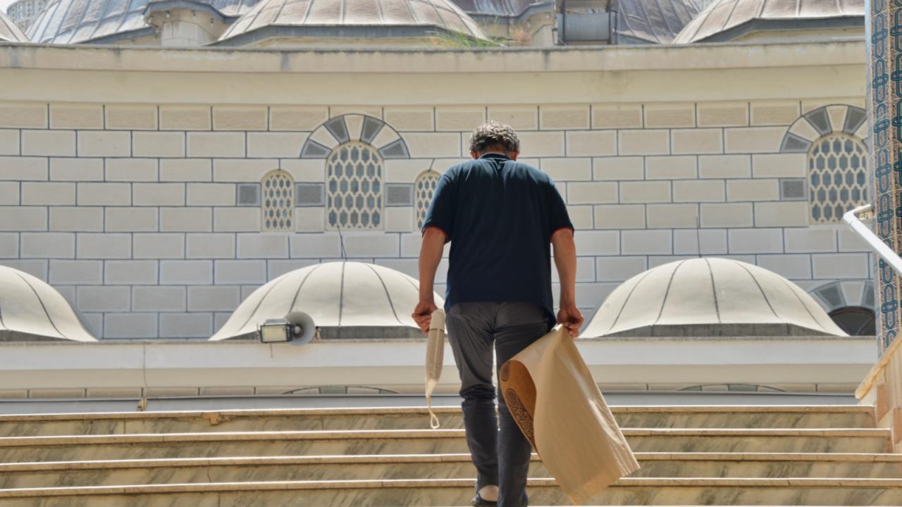 Yenişehir Belediyesinden namaz öncesi seccade ve maske