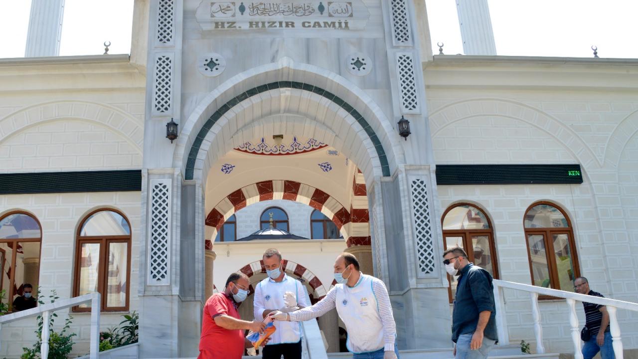 Yenişehir Belediyesinden namaz öncesi seccade ve maske