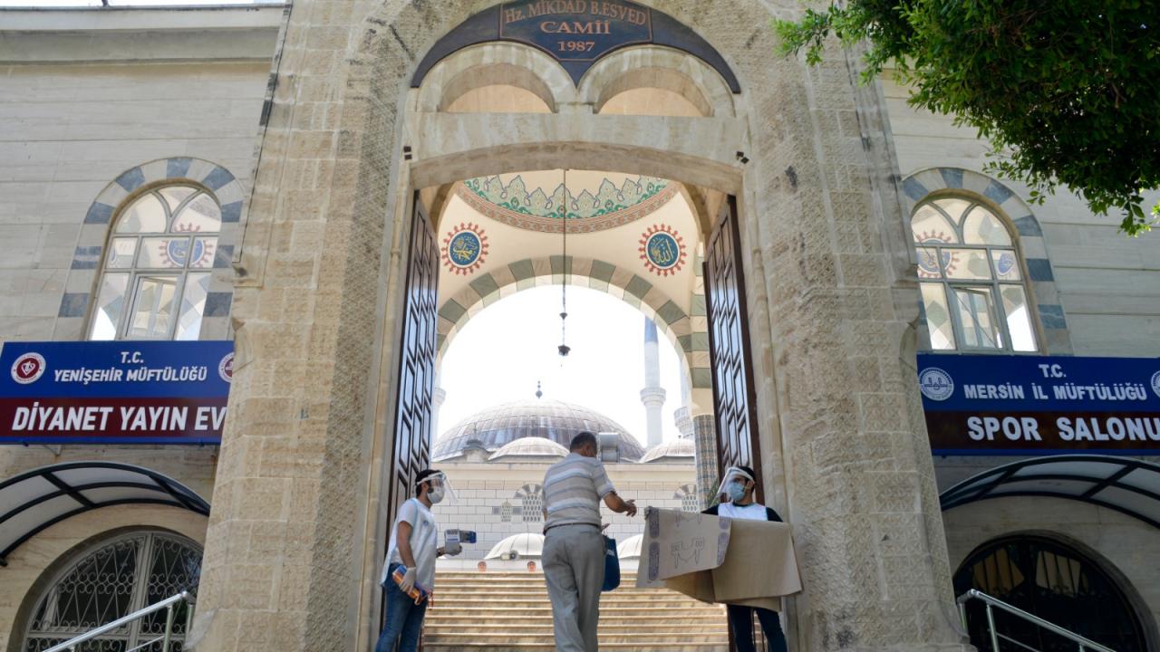 Yenişehir Belediyesinden namaz öncesi seccade ve maske