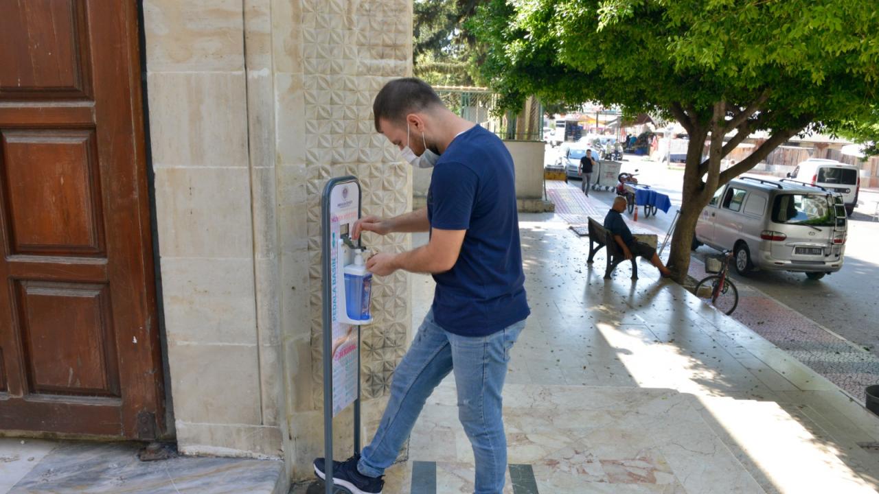 İbadethane girişlerine ayak pedallı dezenfeksiyon cihazı