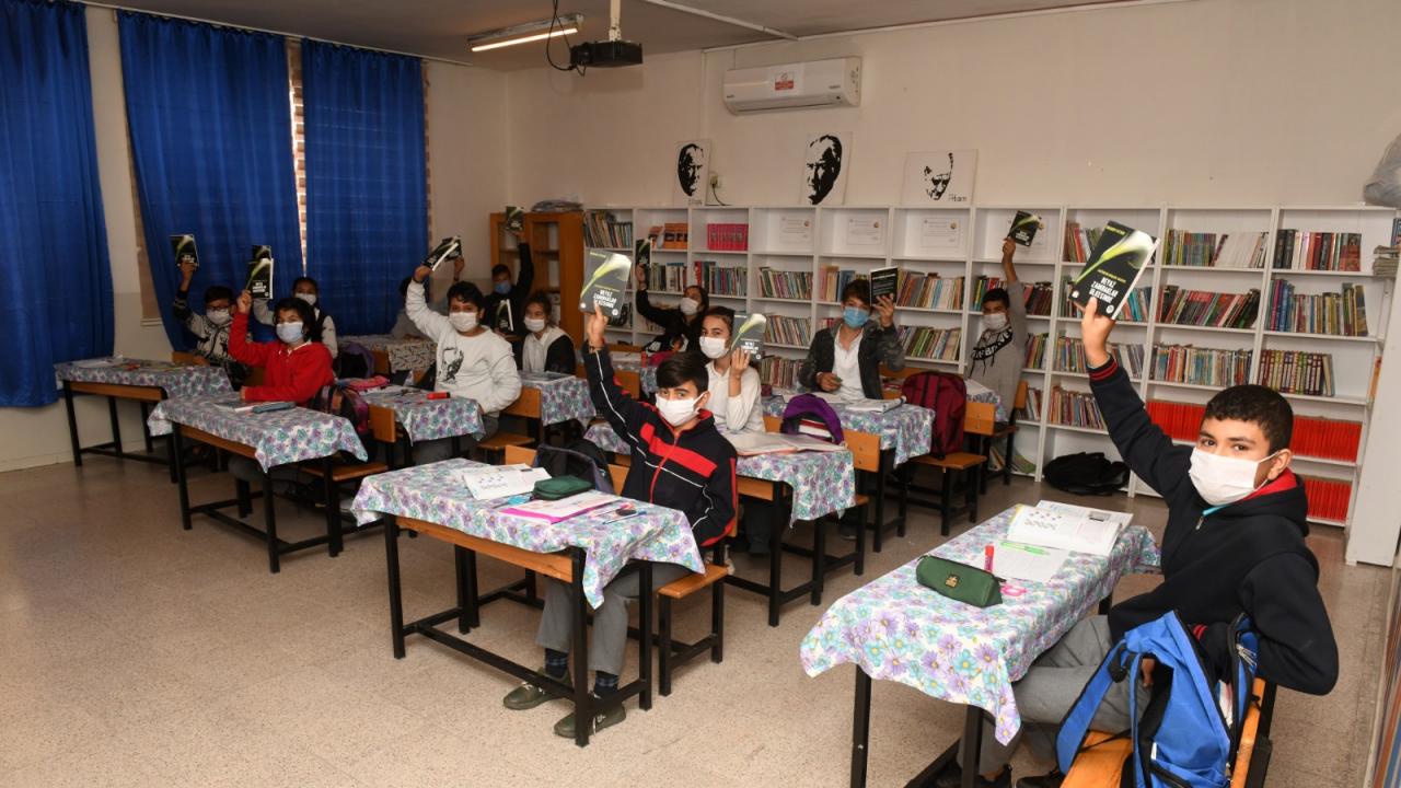 Yenişehir Belediyesi çocuklara steril kitap dağıttı