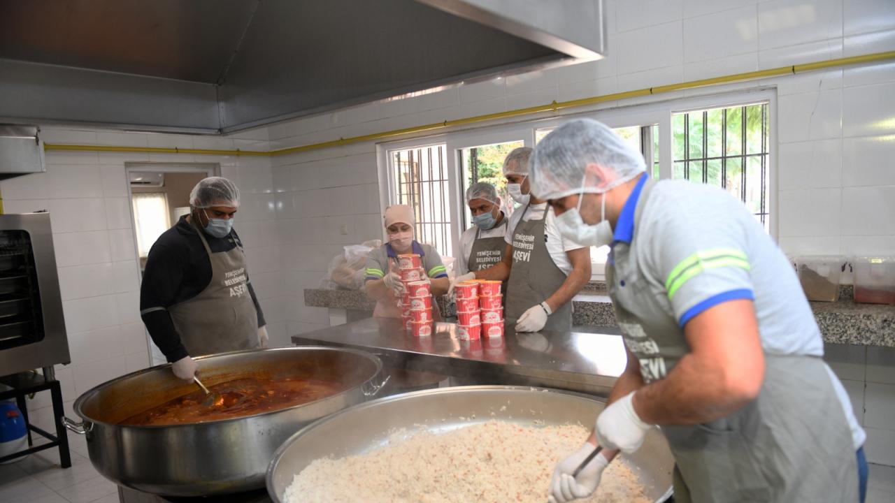 Yenişehir Belediyesi Aşevi’nden evlere yemek servisi 