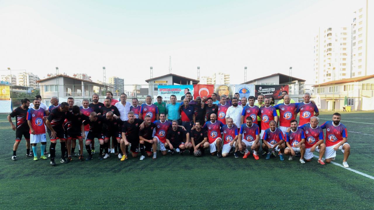 Yıldızlar “Bahar Futbol Turnuvası’nda” miniklerle buluştu
