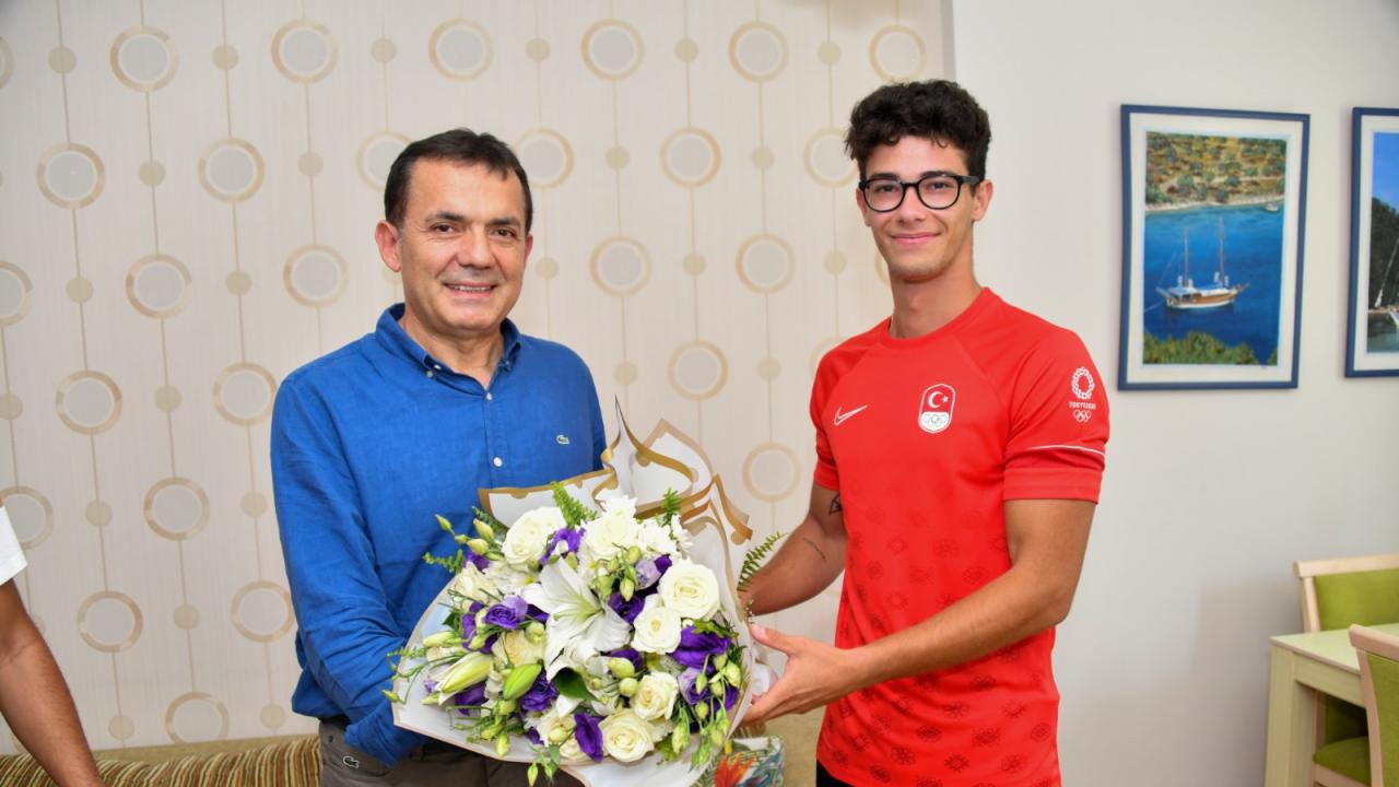 Başkan Özyiğit, Mersinli olimpiyat sporcusu Ersu Şaşma’yı ziyaret etti