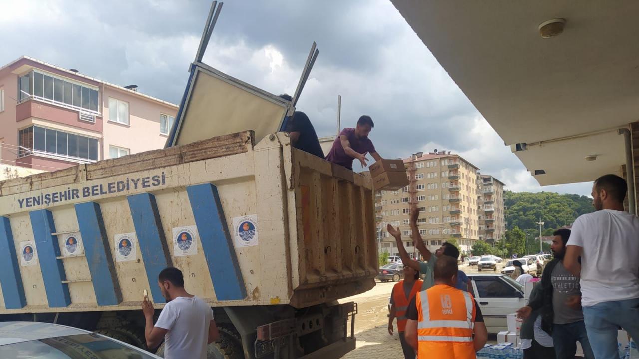 Yenişehir Belediyesinin yardım malzemeleri sel bölgesine ulaştı 