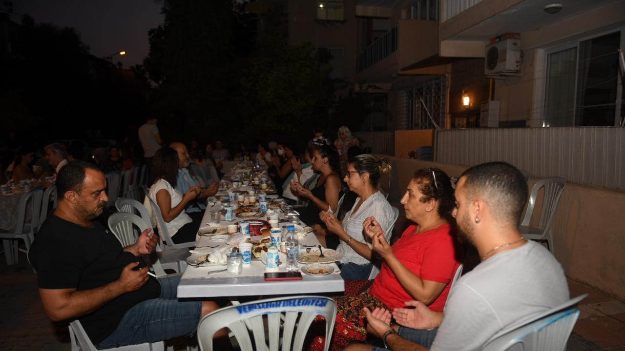 Başkan Özyiğit, mahalle sakinlerinin dayanışma yemeğine katıldı