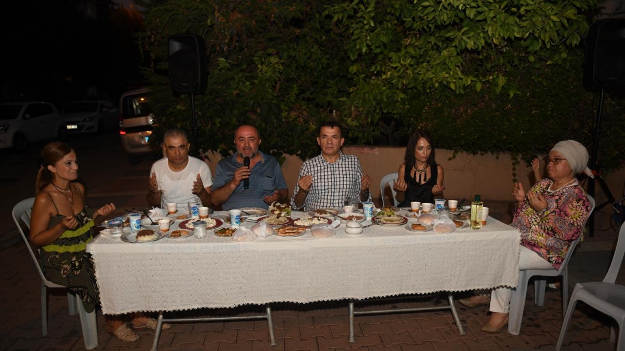 Başkan Özyiğit, mahalle sakinlerinin dayanışma yemeğine katıldı
