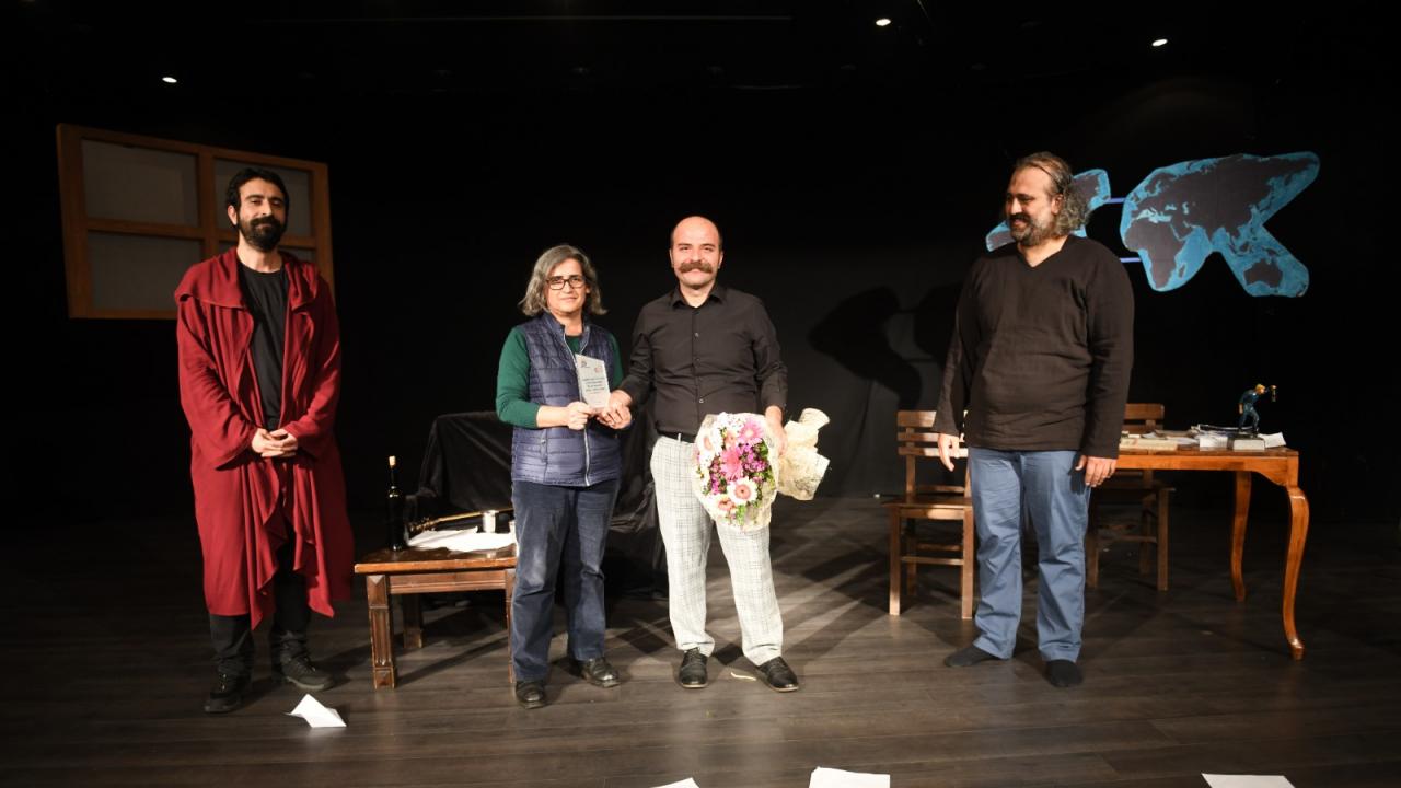 “Aynamdaki Gölgeler” 6. Mersin Uluslararası Tiyatro Festivali’nde sahnelendi