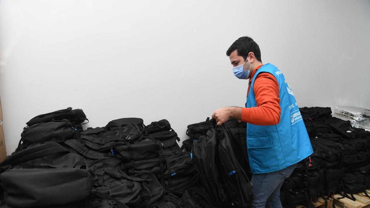 Yenişehir Belediyesi halk kart dağıtımı ve kırtasiye yardımlarını sürdürüyor