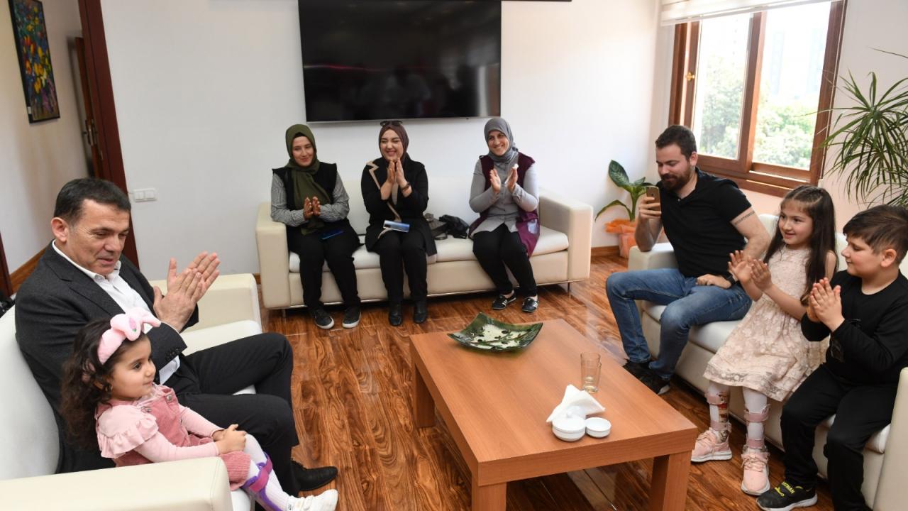 Başkan Abdullah Özyiğit koltuğunu çocuklara bıraktı