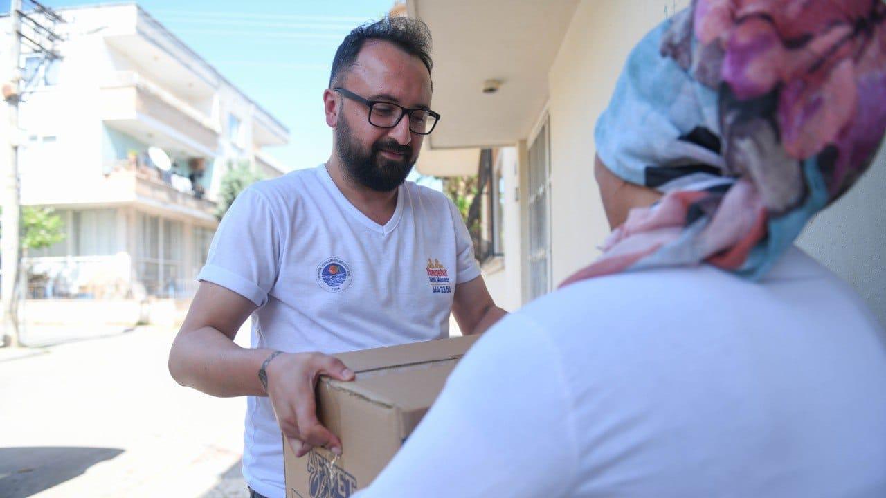 Yenişehir Belediyesinin gıda kolisi yardımı devam ediyor