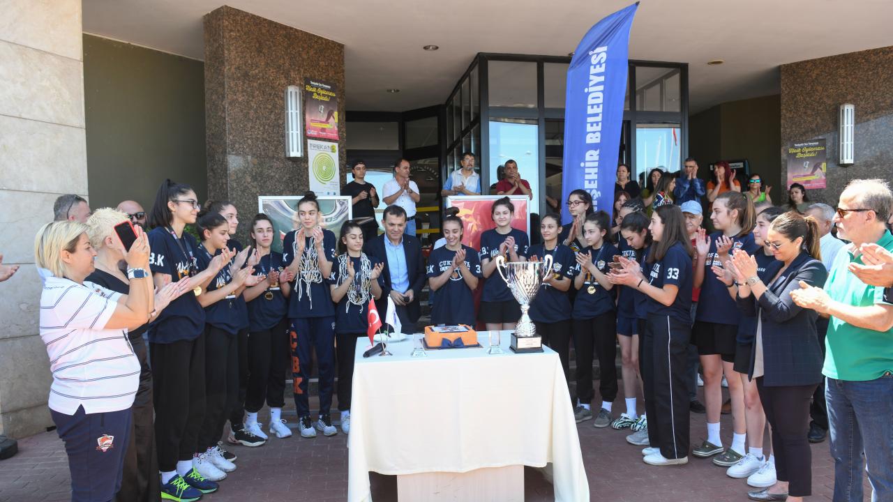 Başkan  Abdullah Özyiğit, şampiyon takımı karşıladı