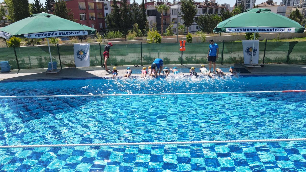 Yenişehir Belediyesinin ücretsiz yüzme kursları başladı
