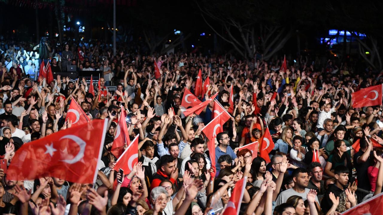 Cumhuriyet Bayramı Yenişehir'de  Volkan Konak konseriyle kutlandı