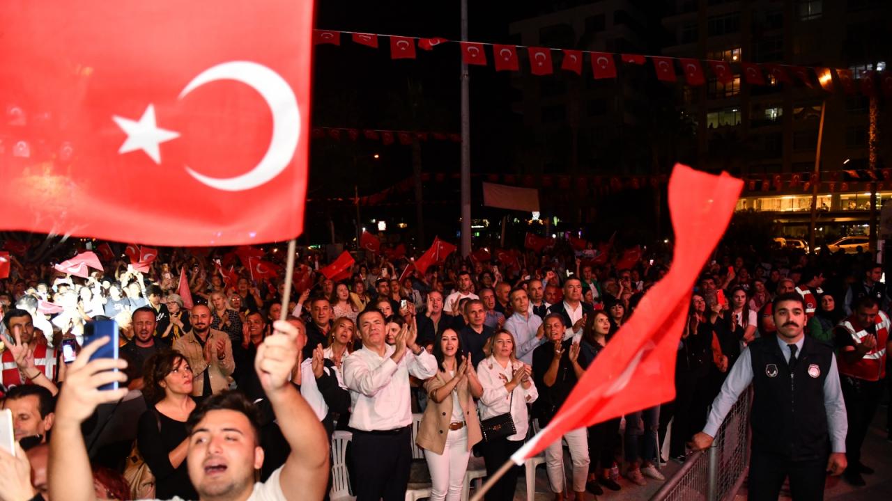 Cumhuriyet Bayramı Yenişehir'de  Volkan Konak konseriyle kutlandı