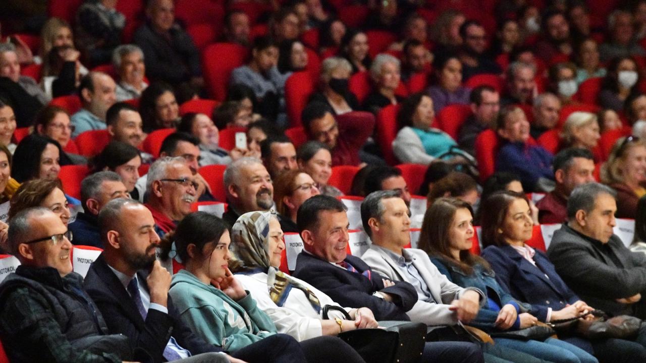 Yenişehir Belediyesi tiyatro festivalinde binlerce sanatseveri ağırladı
