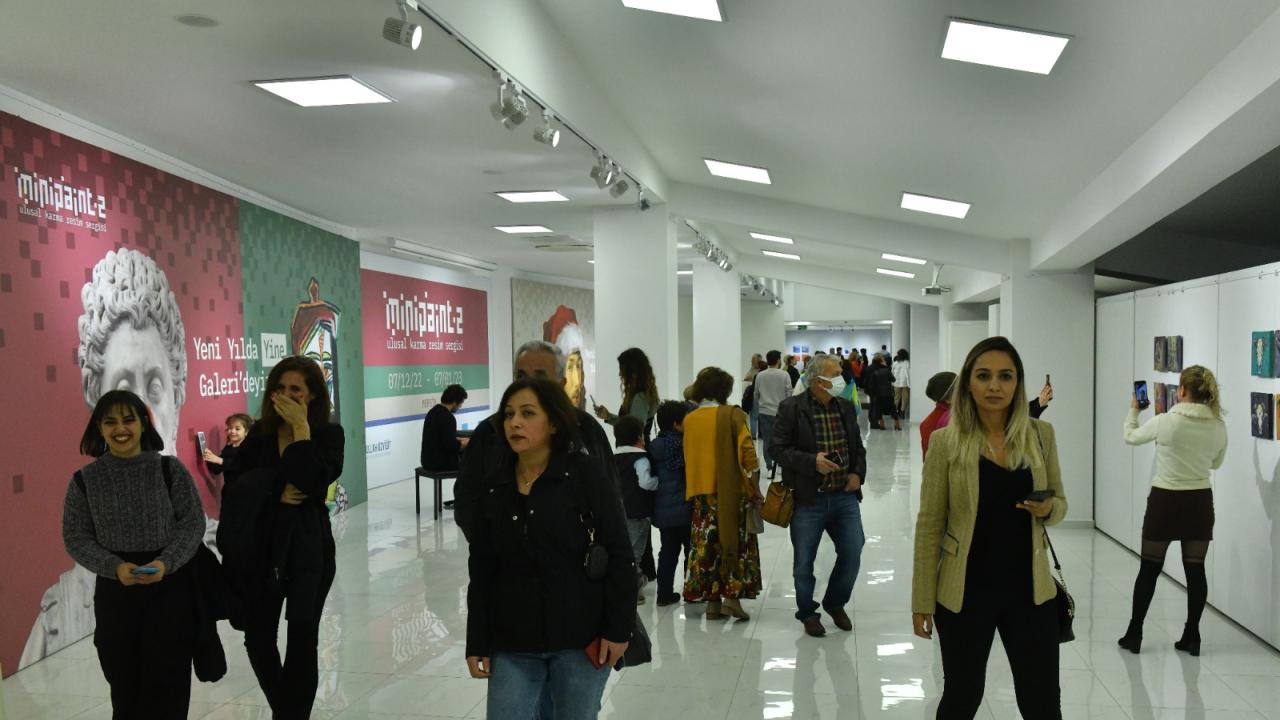 Yenişehir Belediyesi Ahmet Yeşil Sanat Galerisi ve Yenişehir Belediyesi Sanat Galerisi’nde yılın son sergisi olan “minipaint-2”ulusal karma resim sergisi yoğun katılımla açıldı. “Yeni Yılda Yine Galerideyiz” mottosuyla açılan sergide Türkiye’nin farklı illerinden 74 sanatçının toplam 296 eseri bulunuyor. Sergi açılışında konuşan Mersin Yenişehir Belediye Başkanı Abdullah Özyiğit “Mersin’i sanatla buluşturmaya devam edeceğiz, bu kent her alanda gelişmeli ve biz de bunun için elimizden geleni yapacağız” şekli