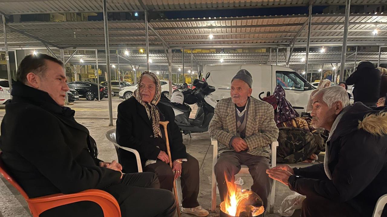 Başkan Abdullah Özyiğit, geceyi vatandaşlarla geçirdi