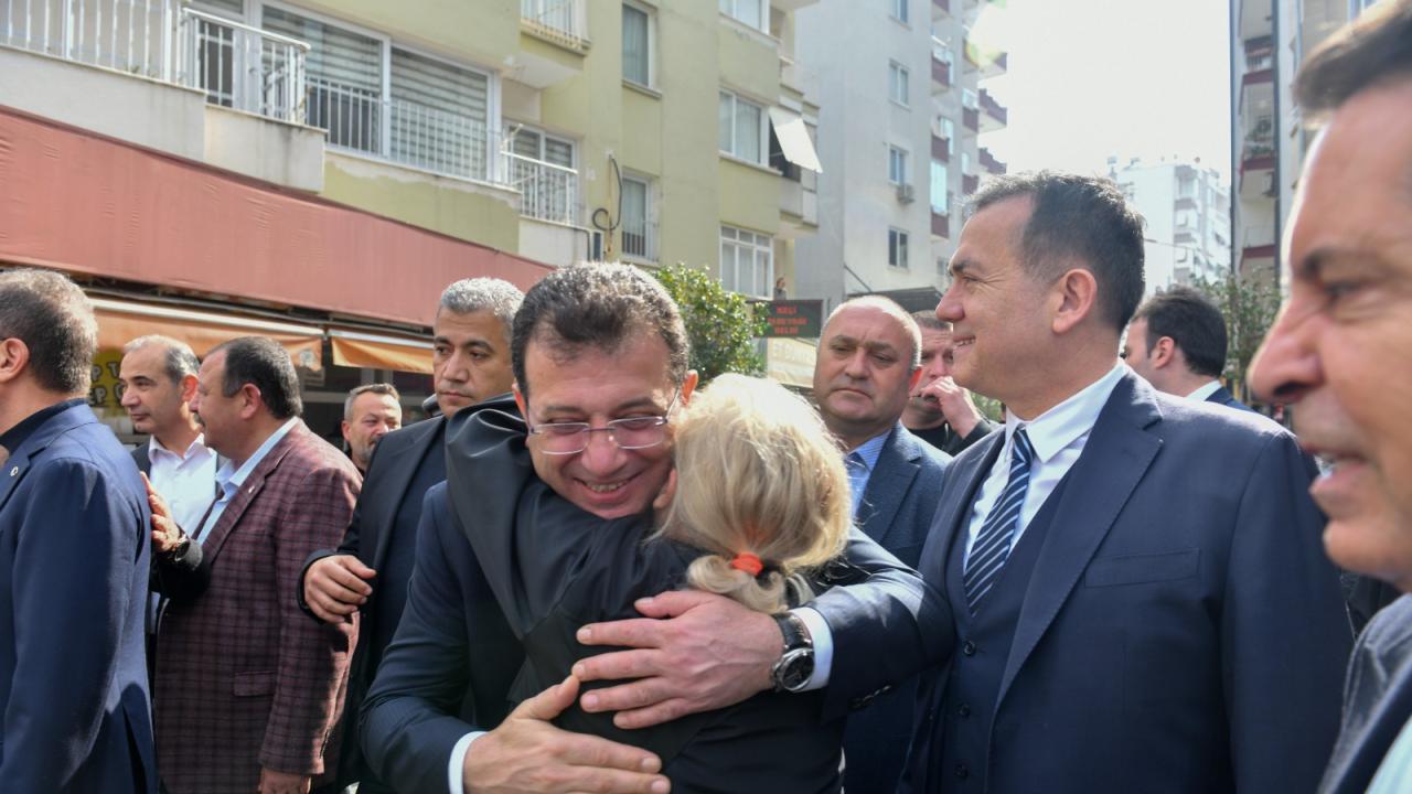 Ekrem İmamoğlu, Yenişehir’de Alanya Sokağı esnafını ziyaret etti