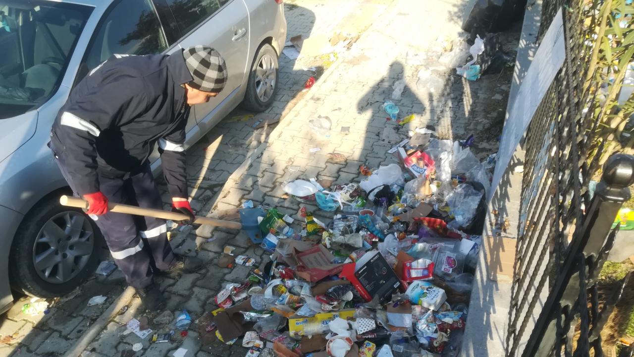 Yenişehir Belediyesi Hatay’da çevre temizliği çalışmalarına destek veriyor