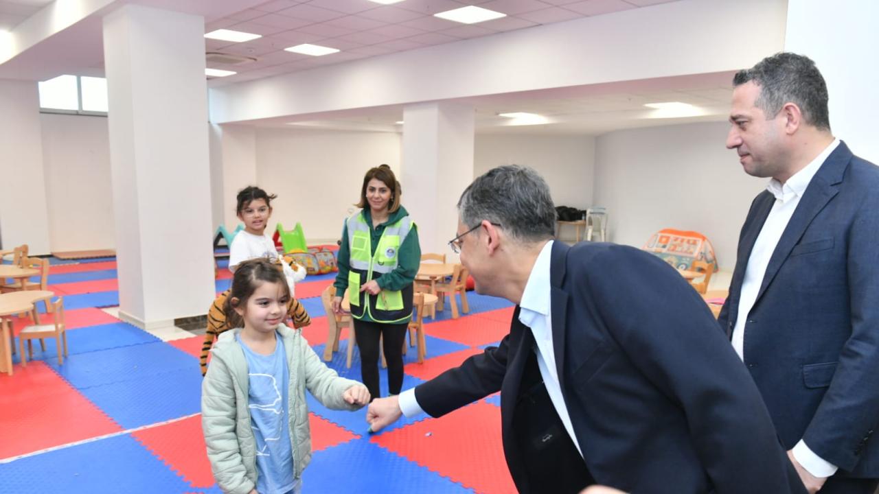 CHP'li Özgür Özel, Yenişehir Belediyesi Giysi Evi'nde depremzedeleri ziyaret etti