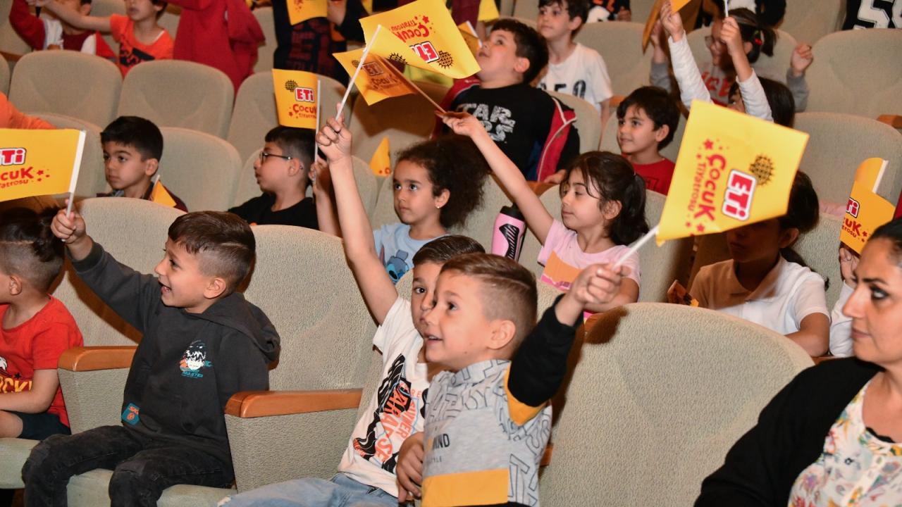 Yenişehir Belediyesinden depremzede çocuklara özel tiyatro oyunu