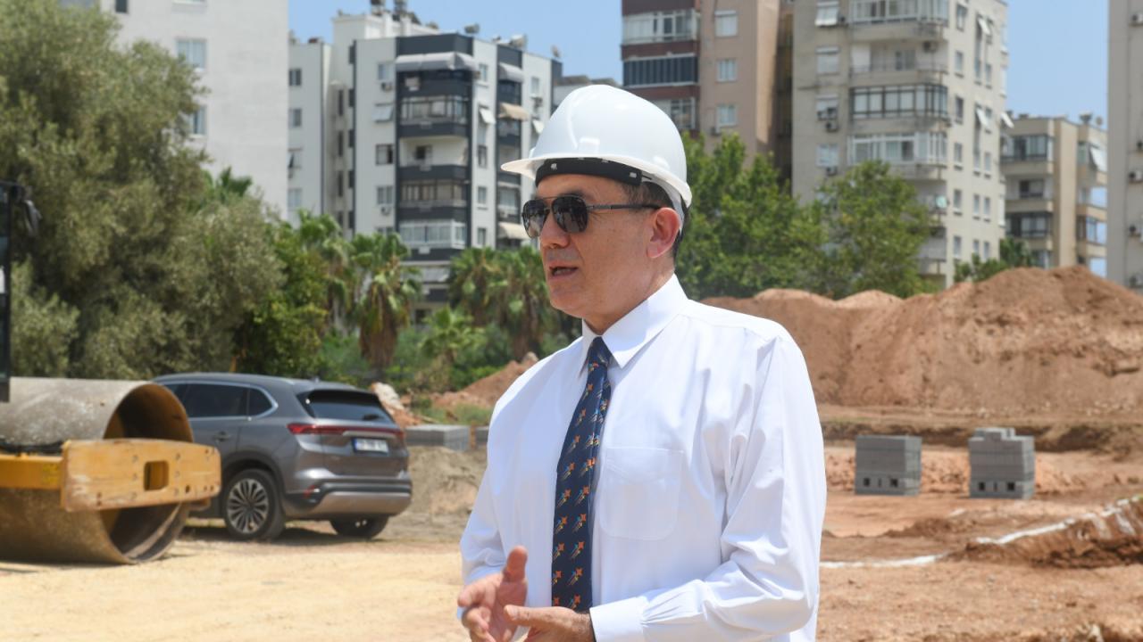 Başkan Abdullah Özyiğit, kent kütüphanesinin inşaat alanını inceledi