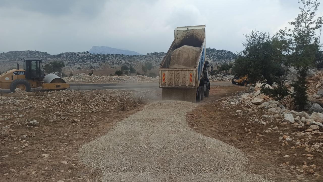 Yenişehir Belediyesi kırsal mahallerde yol açma çalışmalarını sürdürüyor