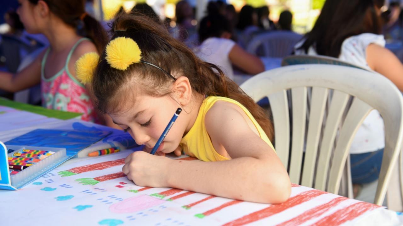 Mersin Yenişehir Belediyesi tarafından düzenlenen 22. Geleneksel Ahmet Yeşil Çocuk Resim Yarışması başvuruları devam ediyor. Türkiye’nin en prestijli çocuk resim yarışmaları arasında gösterilen Yenişehir Belediyesi 22. Geleneksel Ahmet Yeşil Çocuk Resim Yarışması bu yıl da çocukların sanatsal gelişimlerine destek verecek. Yenişehir Belediye Başkanı Abdullah Özyiğit, çocukları yarışmaya katılmaya davet ederek, bu tür sanatsal etkinliklerin, çocukların hayal güçlerini ve yaratıcılıklarını geliştirmenin yanı s