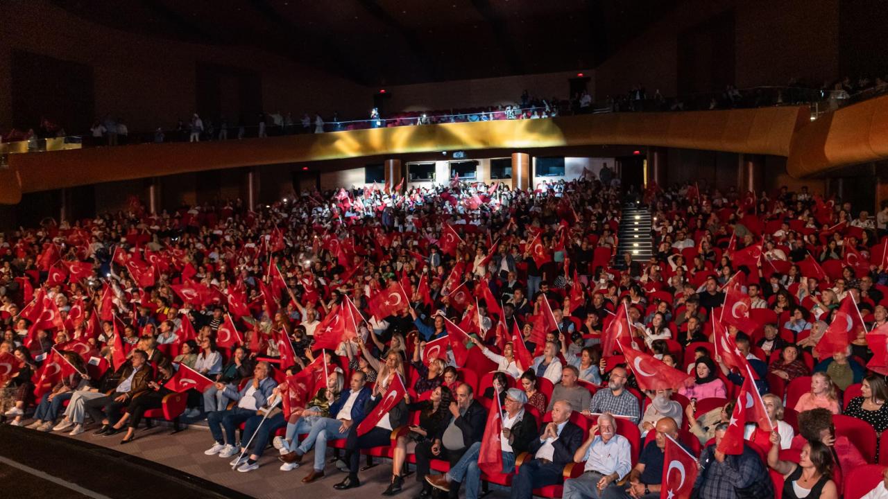 Yenişehir Belediyesi Cumhuriyet Bayramı'nda Suavi'yi Mersinlilerle buluşturdu 