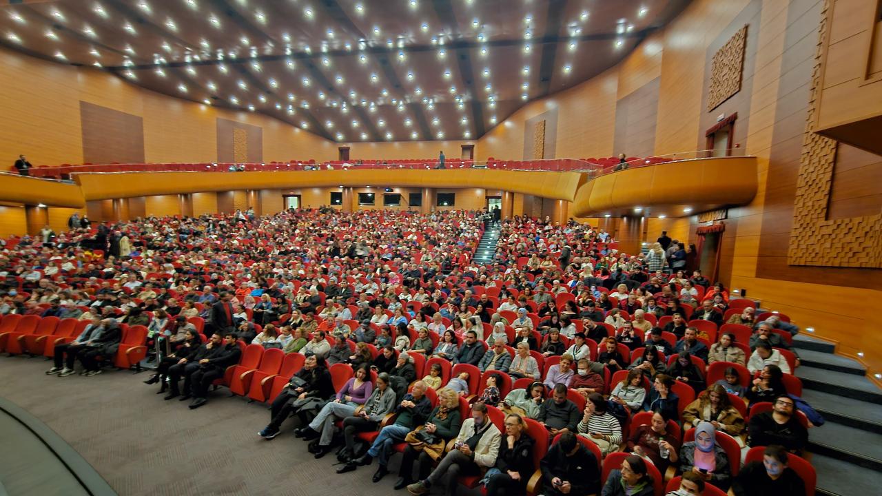 Yenişehir Belediyesi binlerce vatandaşı tiyatro ile buluşturdu