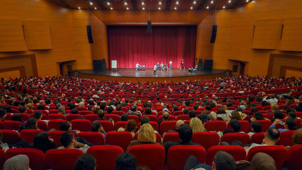 Yenişehir Belediyesi binlerce vatandaşı tiyatro ile buluşturdu