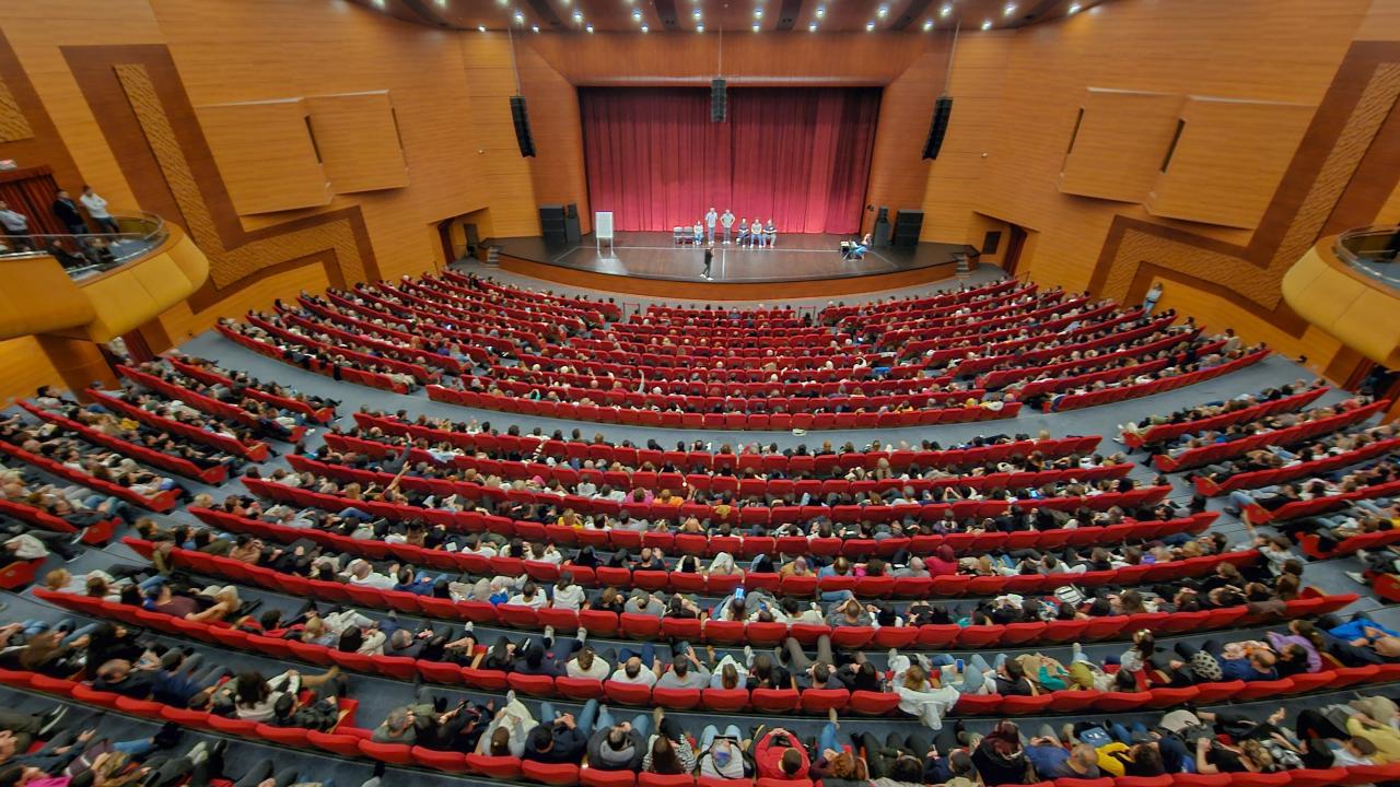 Yenişehir Belediyesi binlerce vatandaşı tiyatro ile buluşturdu