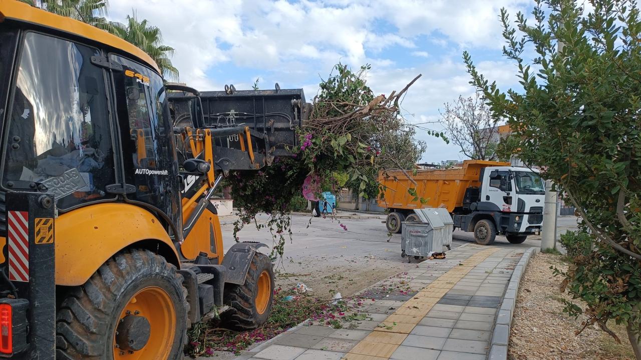 Yenişehir Belediyesi budama ve moloz atıklarını periyodik olarak topluyor