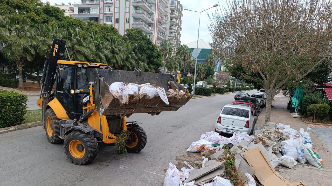 Yenişehir Belediyesi budama ve moloz atıklarını periyodik olarak topluyor