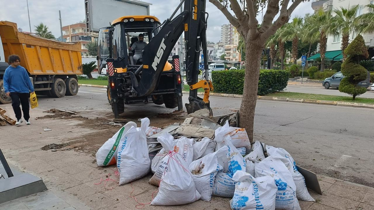 Yenişehir Belediyesi budama ve moloz atıklarını periyodik olarak topluyor