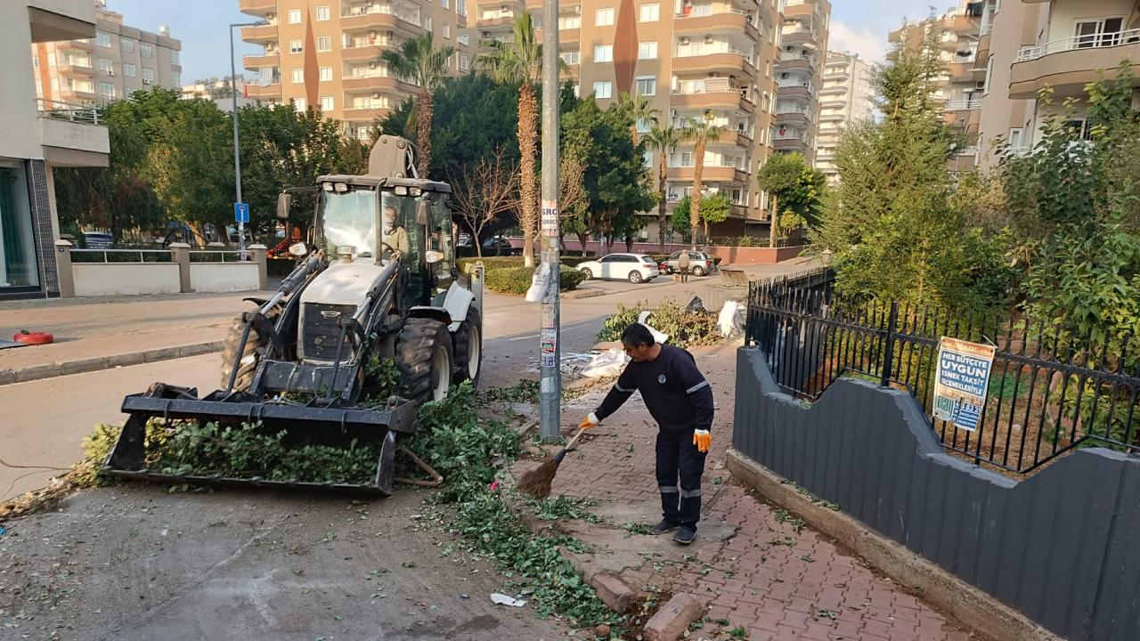 Yenişehir Belediyesi budama ve moloz atıklarını periyodik olarak topluyor