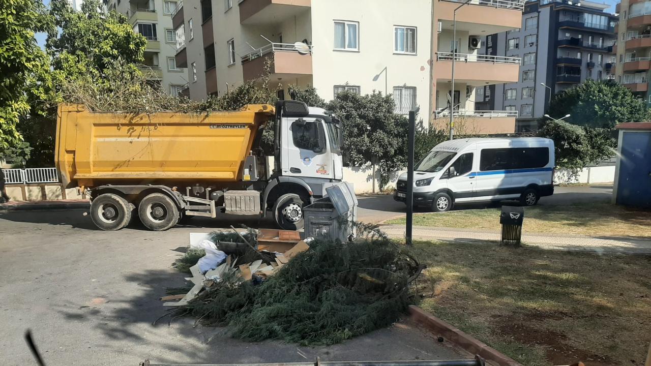 Yenişehir Belediyesi budama ve moloz atıklarını periyodik olarak topluyor